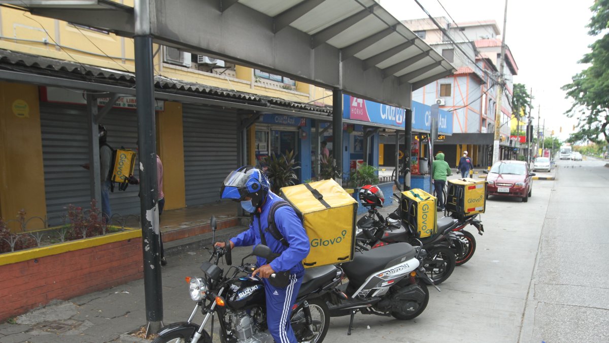 Repartidores de comida que se movilizan en motos.