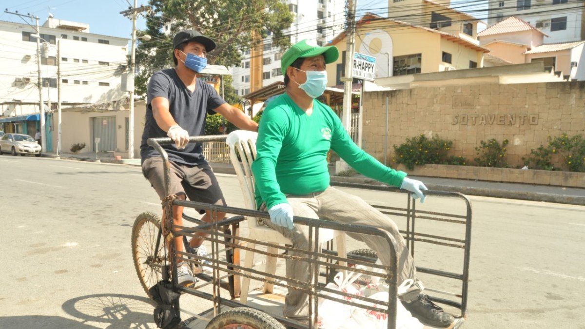 Flete. Alberto Panchana madruga hacia los mercados a realizar sus actividades diarias en Salinas.
