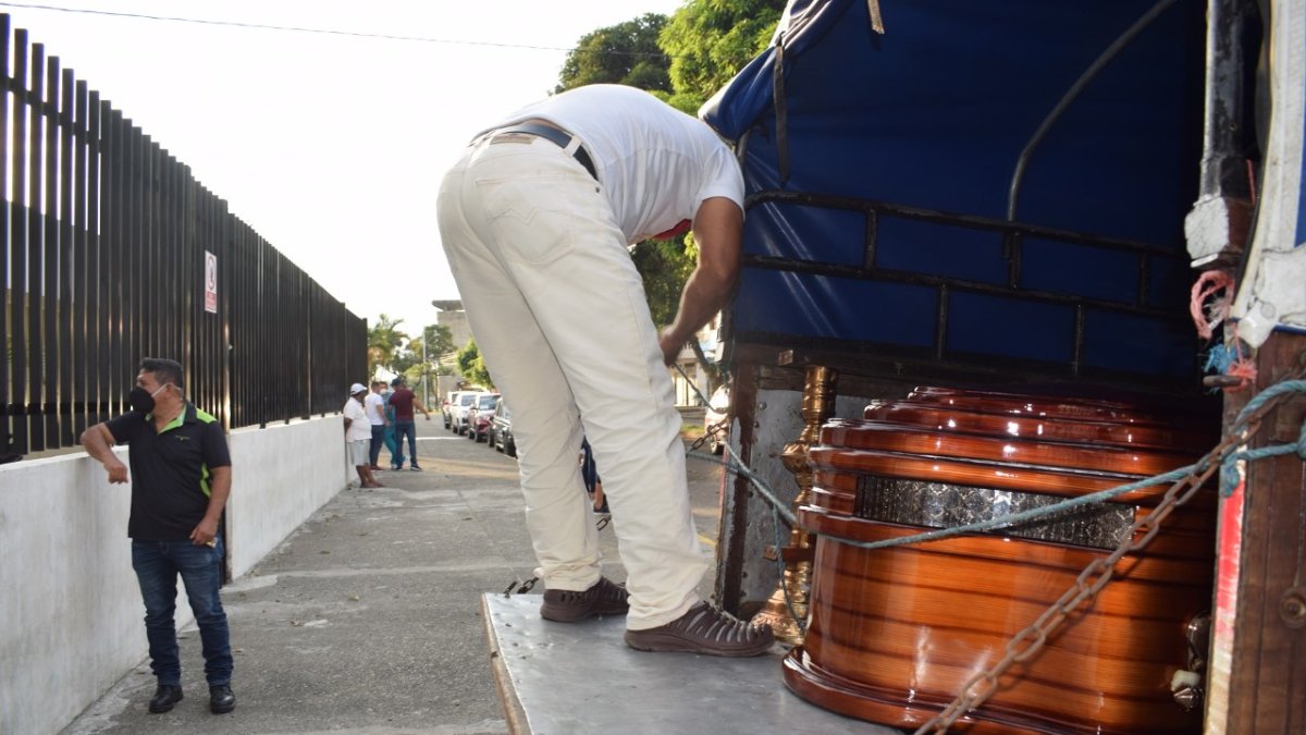 El féretro con el cuerpo de Kattia Bazurto fue llevado a la morgue. Su muerte deja más dolor y preocupación en Quevedo.