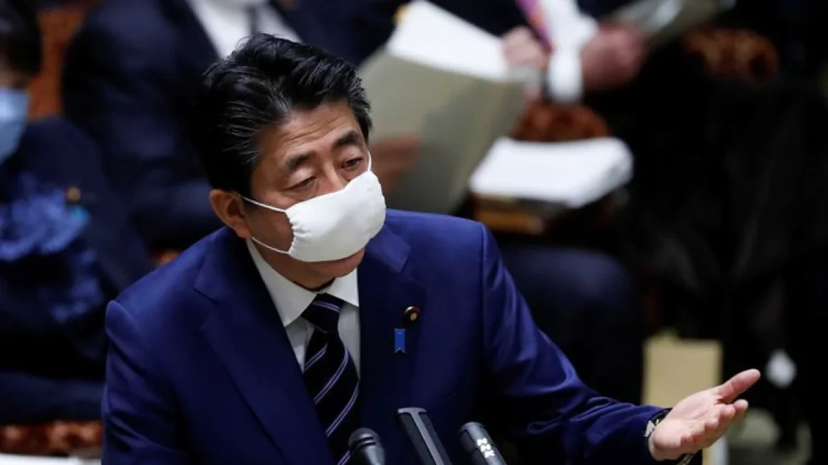 El primer ministro nipón, Shinzo Abe, ridiculizado por el tamaño de la mascarilla del gobierno.