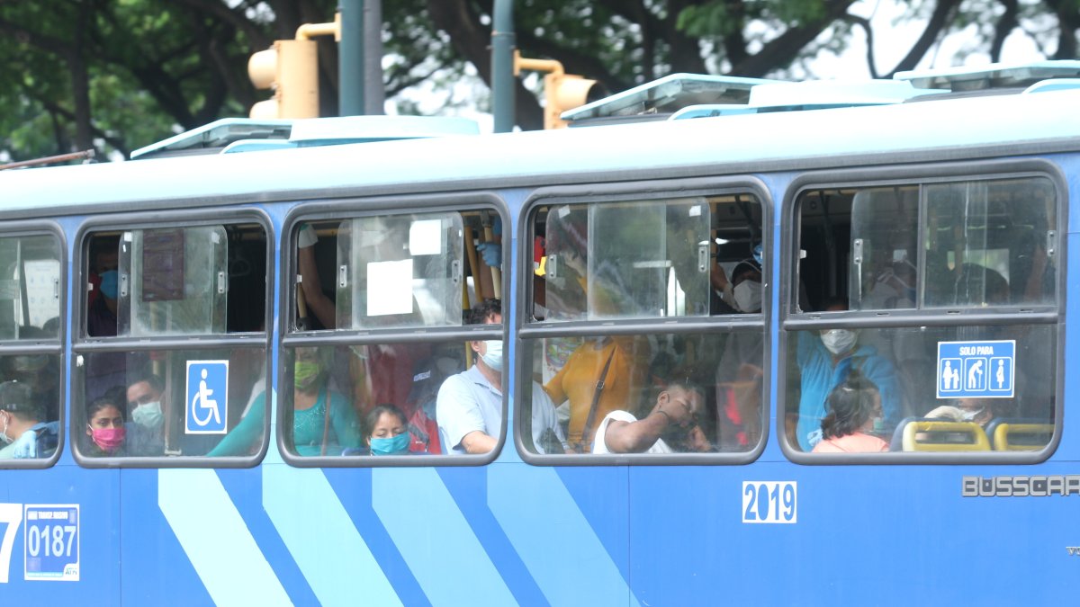 Las unidades. Como en la imagen y, a veces incluso con más pasajeros, permanecen los articulados de la Metrovía. En la mayoría, no se cumple con más medidas de distanciamiento.