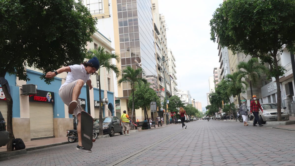 Inquietud. Un ciudadano patina en la avenida 9 de Octubre, y no usa mascarilla.