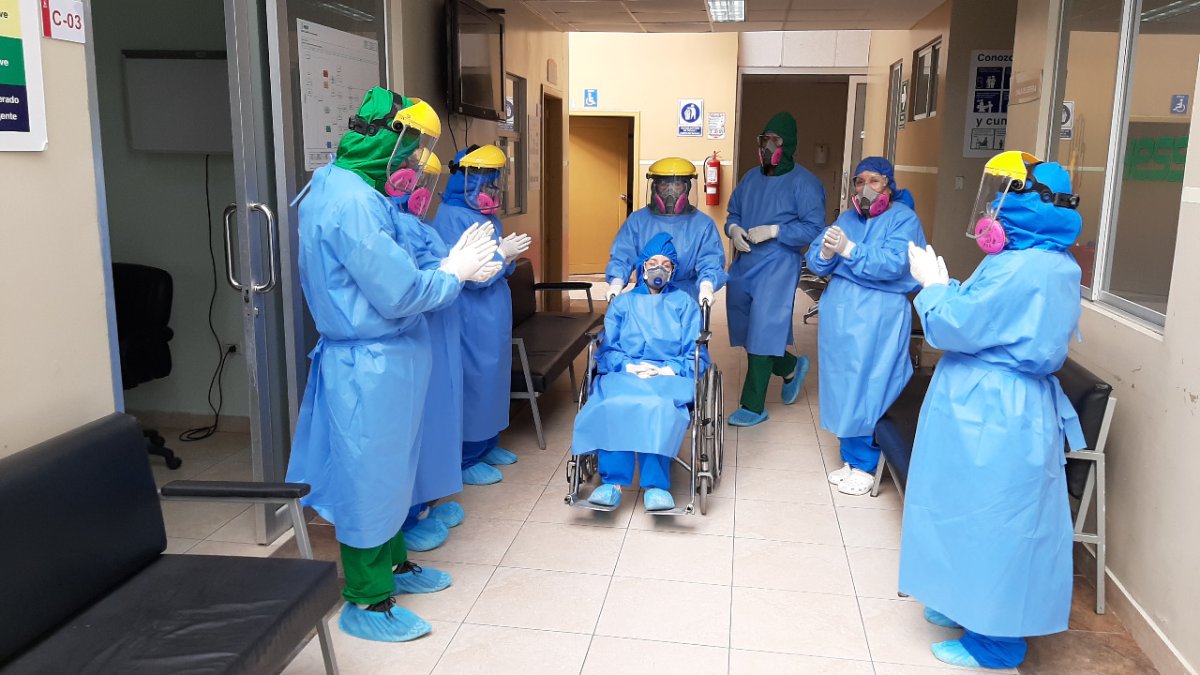 El personal sanitario del hospital Teodoro Maldonado Carbo, en Guayaquil, aplauden por el alta médica de un paciente con COVID-19.