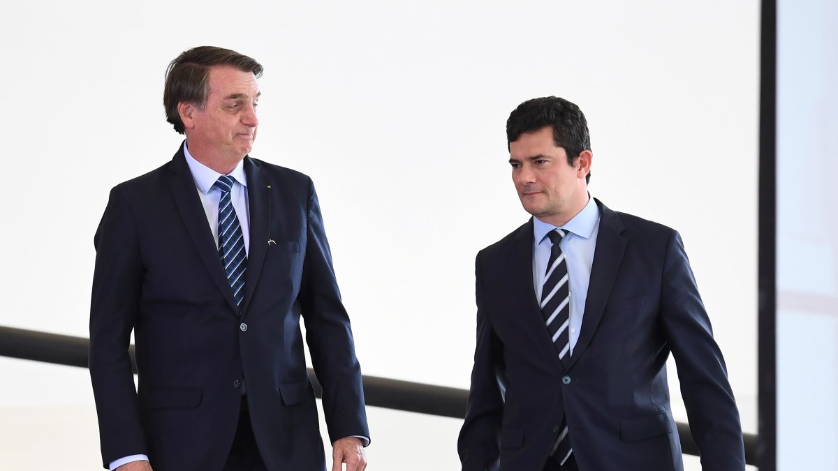 Fotos de archivo del presidente Jair Bolsonaro y el exministro de Justicia, Sergio Moro (D).