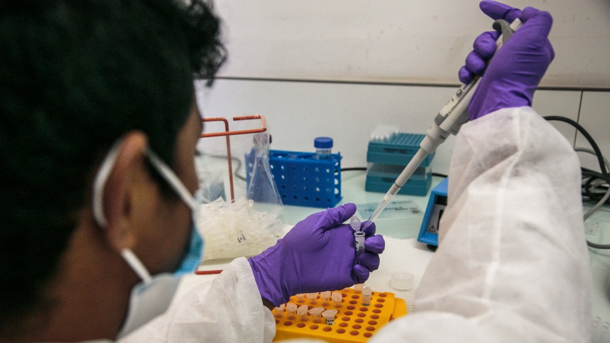 Los trabajadores del laboratorio del Institut Pasteur realizan pruebas de PCR para determinar si los pacientes son positivos para el nuevo coronavirus COVID-19, en Madagascar