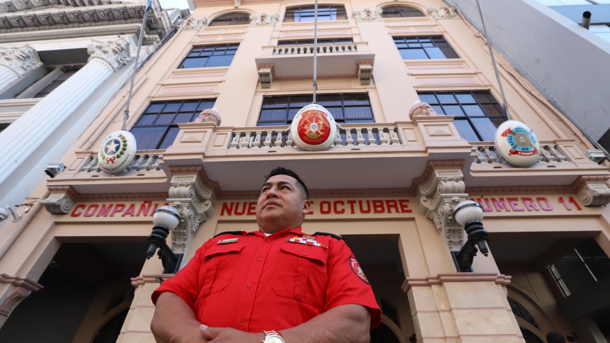 El mayor Guillermo Lázaro frente al edificio de la institución en la avenida 9 de Octubre.