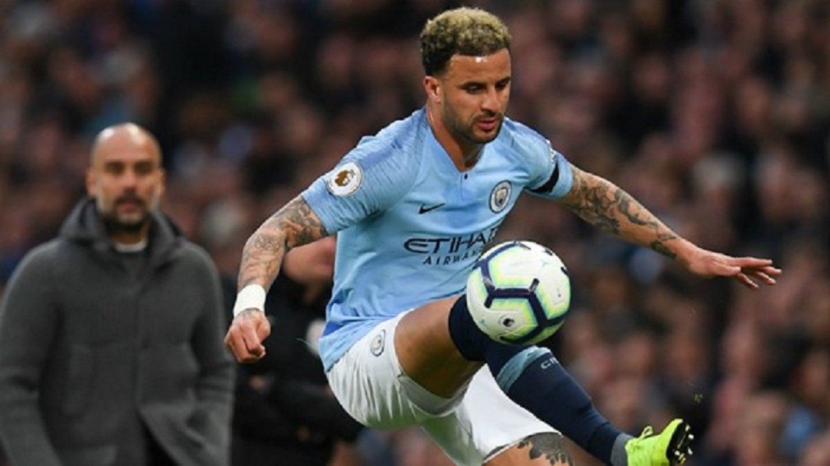 Kyle Walker contrató dos prostitutas y con ellas rompió el aislamiento.