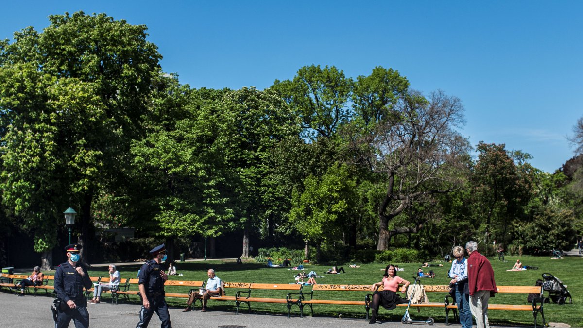 VIENA. Un parque en esta capital europea recibe a decenas de personas. Austria vuelve a la normalidad general de este viernes.