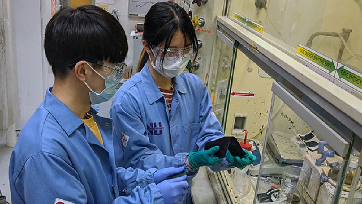 La investigación consiste en probar productos químicos antivirales que se puedan incorporar de forma segura a una mascarilla para desinfectar las gotas respiratorias.