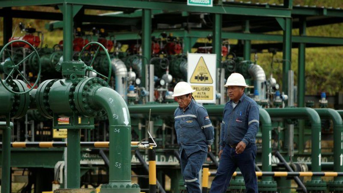 El sector petrolero nacional se ha visto afectado por el desplome de los precios del petróleo y la rotura de los oleoductos.