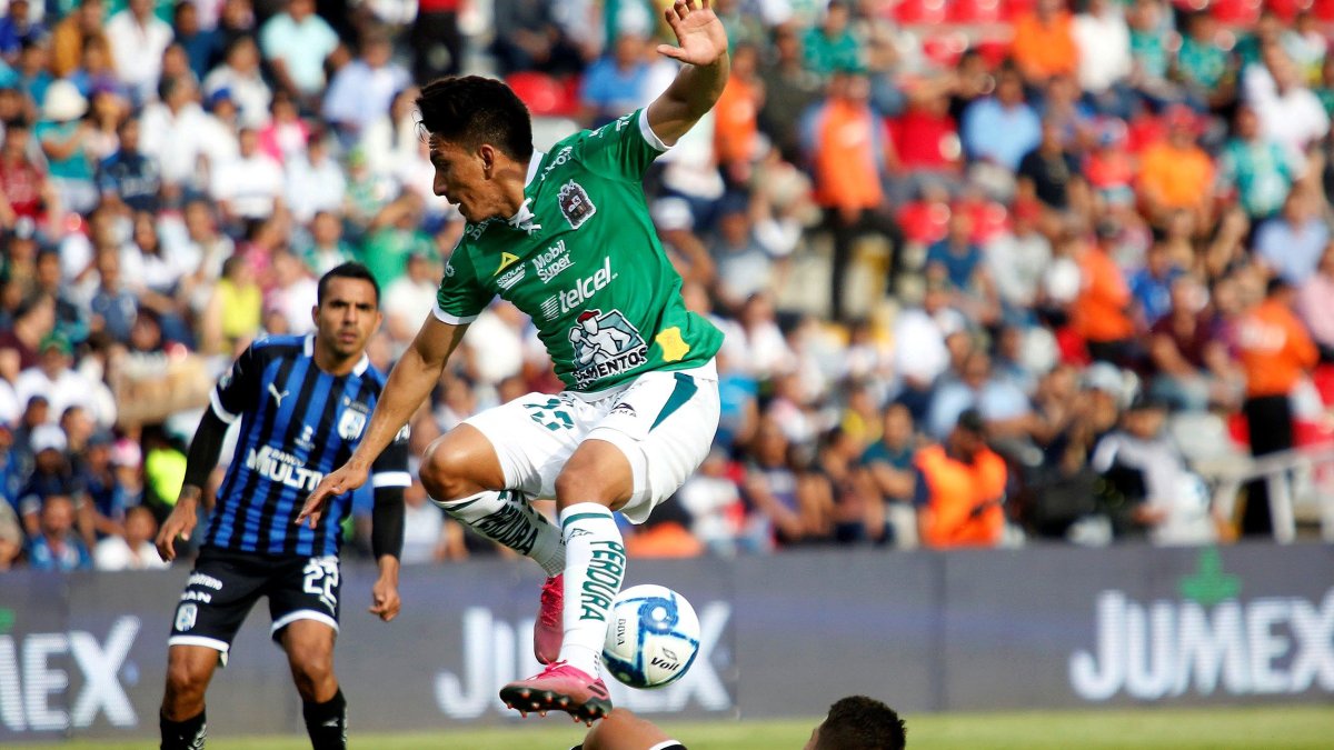 Ángel Mena (de verde) es el delantero del momento en el balompié azteca.