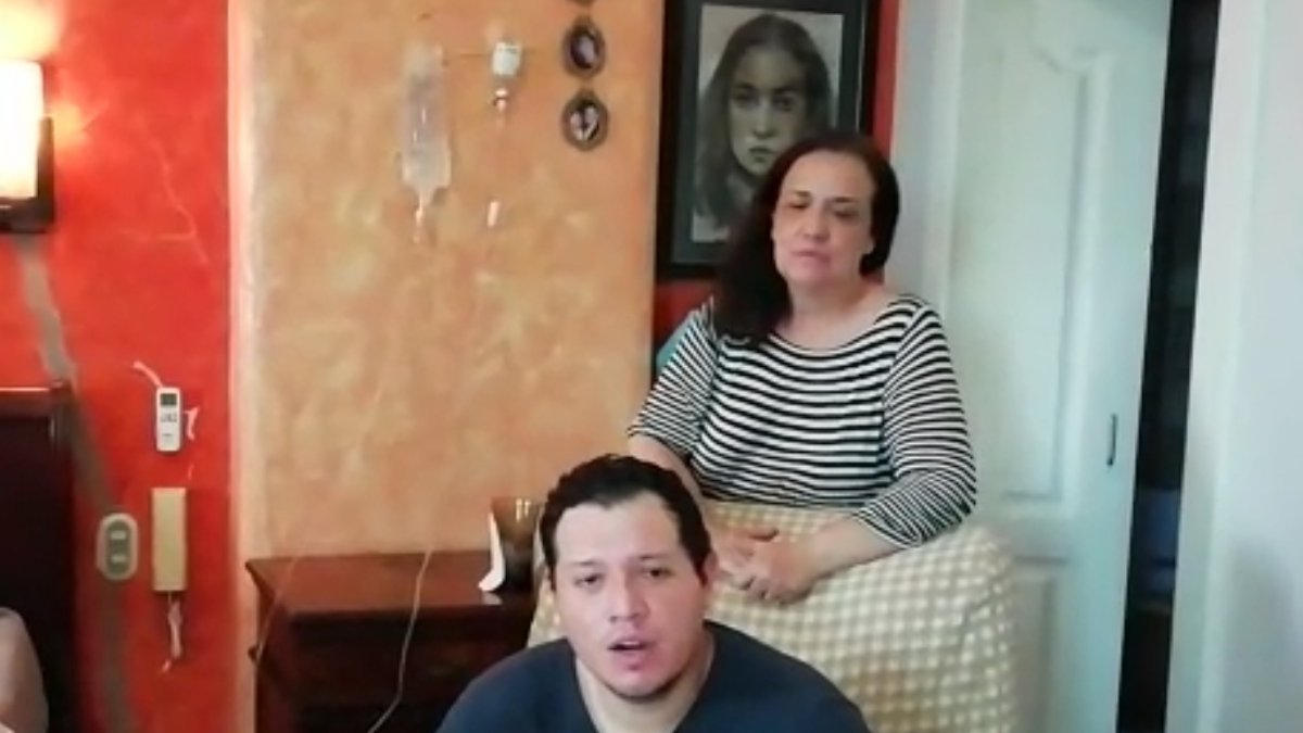 Testimonio. Pablo Tascón junto a su padre, editado en la imagen.