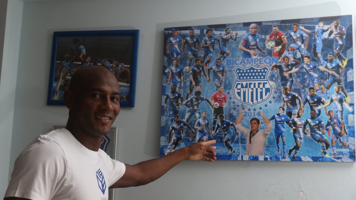 Oscar Bagüi recuerda que antes de jugar la Final del Siglo, miles de hinchas de Emelec los fueron a despedir del Polideportivo Samanes.

/GUAYAQUIL- ECUADOR/ ALEX LIMA / EXPRESO