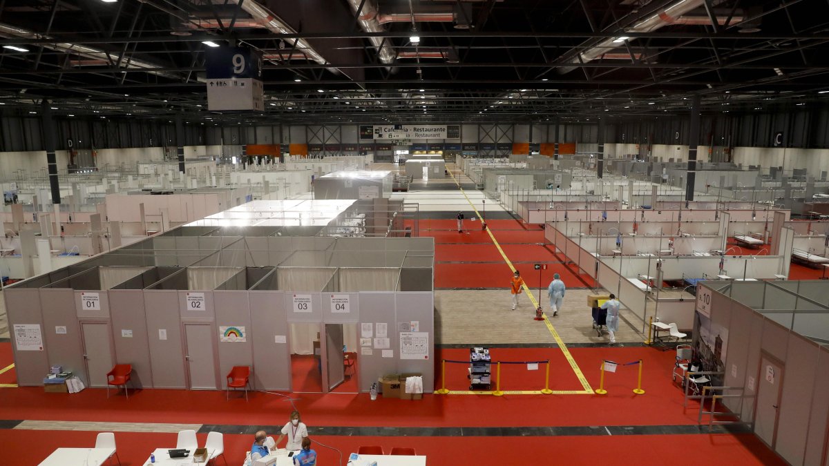 MADRID. Vista de algunos de los pacientes que permanecen en el pabellón 9 del hospital provisional de Ifema ya prácticamente vacío este martes.