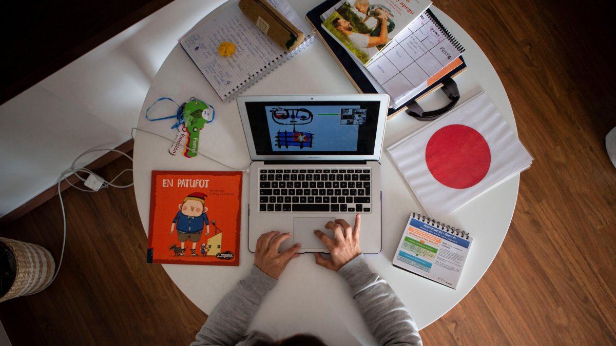 Ylenia, profesora de P3 en una escuela privada da clases en línea a sus alumnos usando una aplicación de videoconferencias.