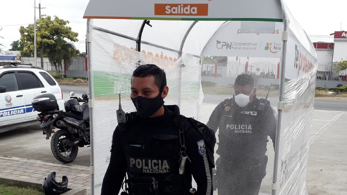 Hecho. Los policías se someten al proceso de desinfección a diario.