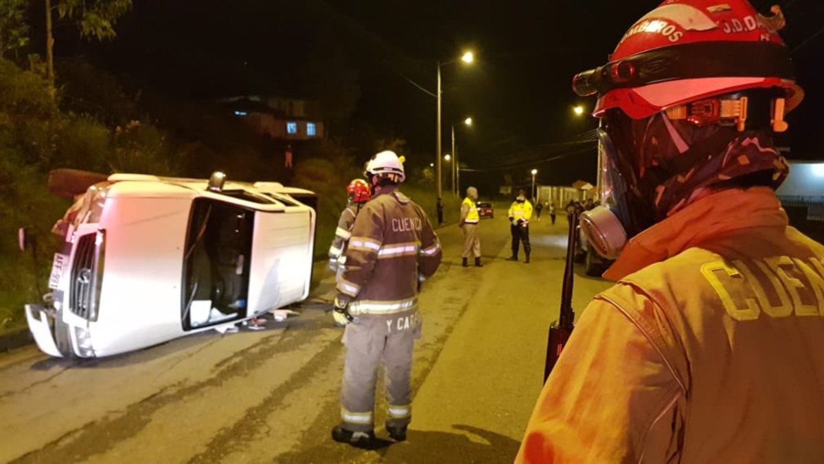 El conductor de la camioneta volcada en Cuenca lucha por su vida en un hospital.