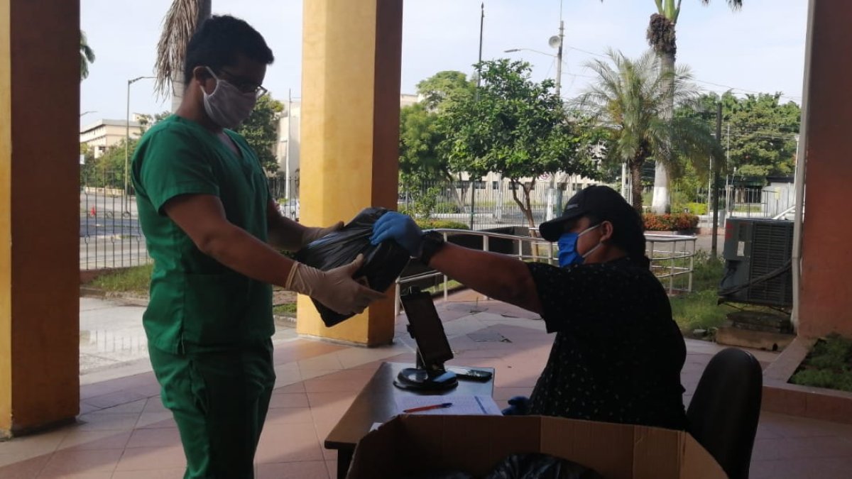 Los estudiantes de Medicina recibieron mascarillas, guantes y otros equipos de protección.