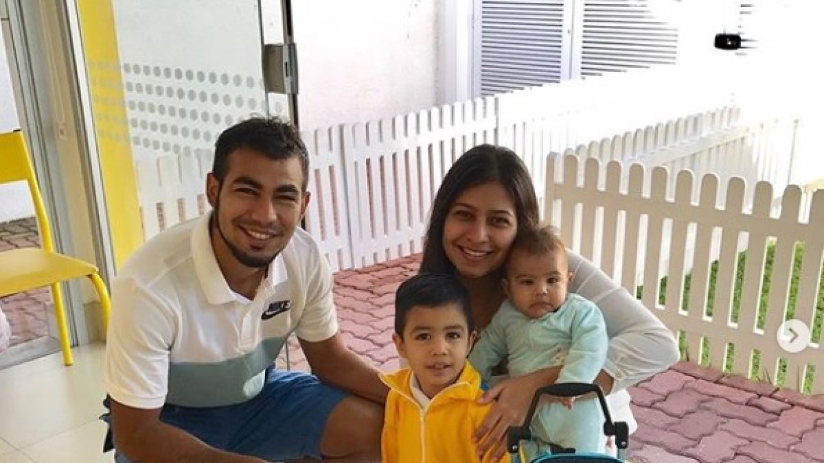 El jugador disfruta mucho el tiempo del aislamiento con su familia. En la foto con su esposa y dos hijos.