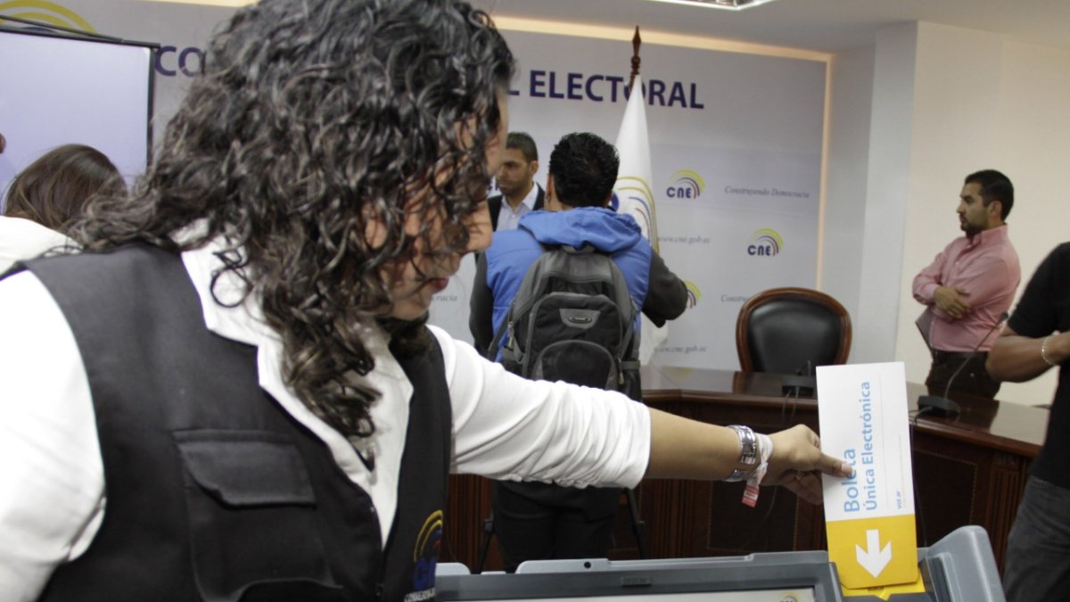 En algunas localidades de Ecuador se hizo una prueba de voto electrónico en 2012, pero la idea no trascendió a nivel nacional.