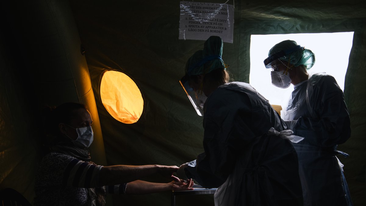 El Personal médico se enfrenta a diario a la pandemia- En la gráfica profesionales de Estocolmo realizan pruebas a una paciente para ver si tiene síntomas de COVID-19.