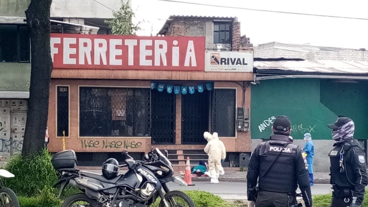 En el sur de Quito una mujer falleció cuando se dirigía a buscar atención en una casa de salud por síntomas de gripe.