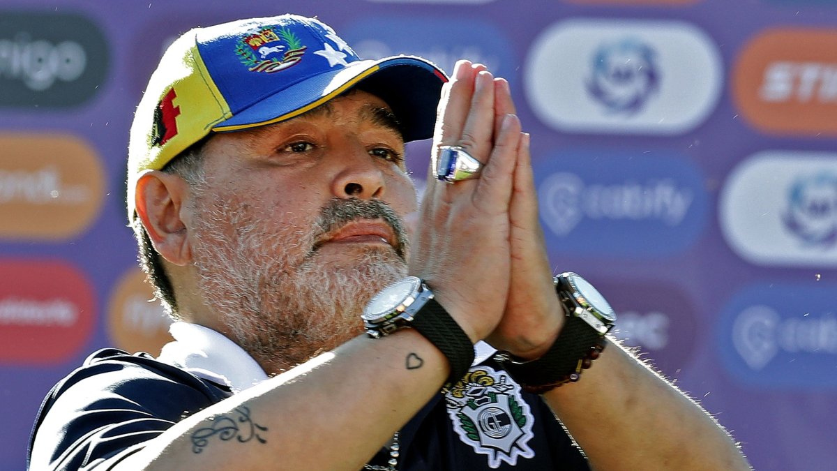 Diego Maradona, técnico de Gimnasia y Esgrima La Plata, club que no descenderá por la finalización del torneo argentino.