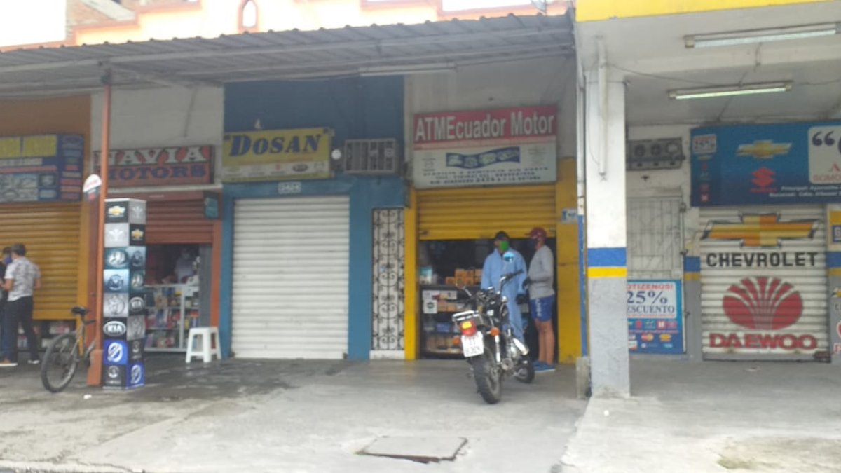 Locales que trabajan a medias durante la cuarentena del COVID-19 en Guayaquil.