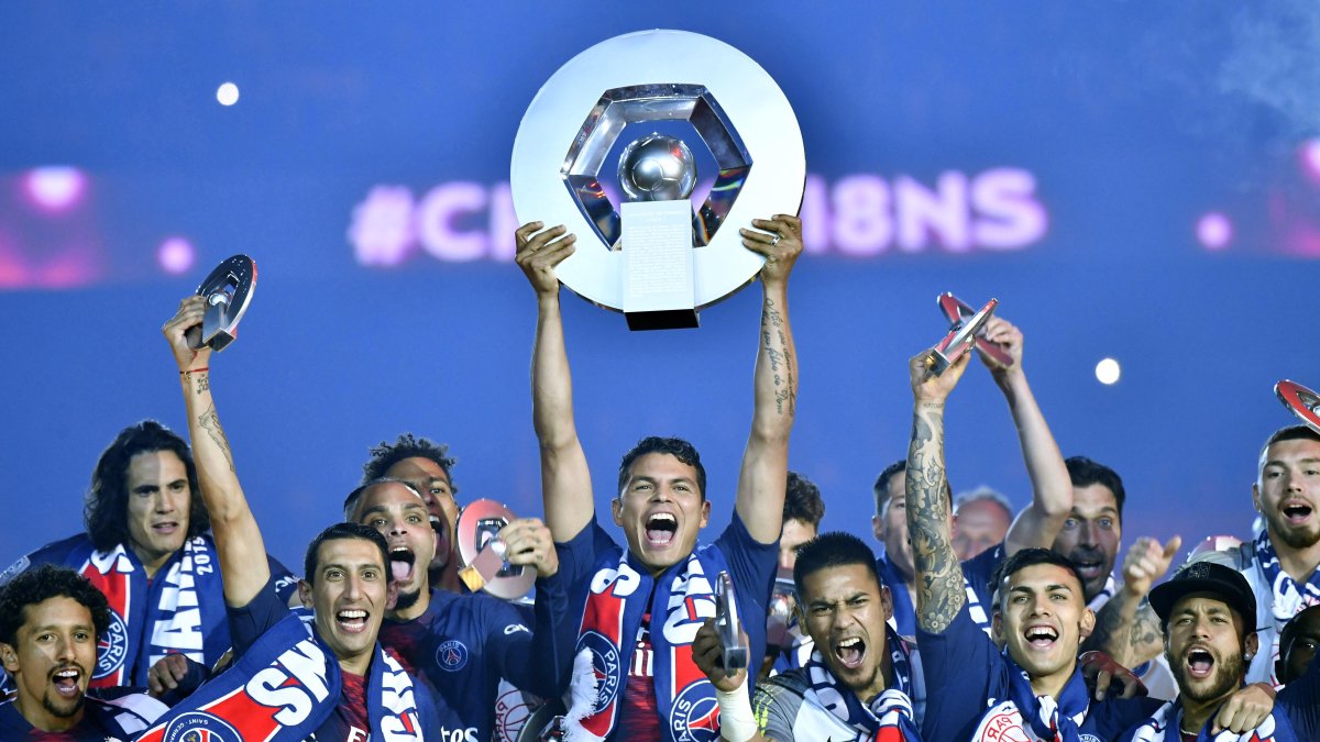 El elenco del París, declarado campeón tras la suspensión del campeonaro francés.