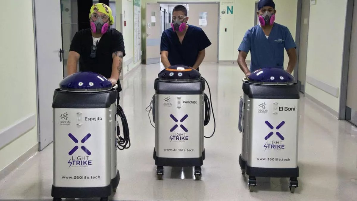 Personal sanitario del Hospital Quito Sur de la seguridad social (IESS), con los tres robots, Panchito, Espejito y El Boni, destinados a la esterilización de las áreas.