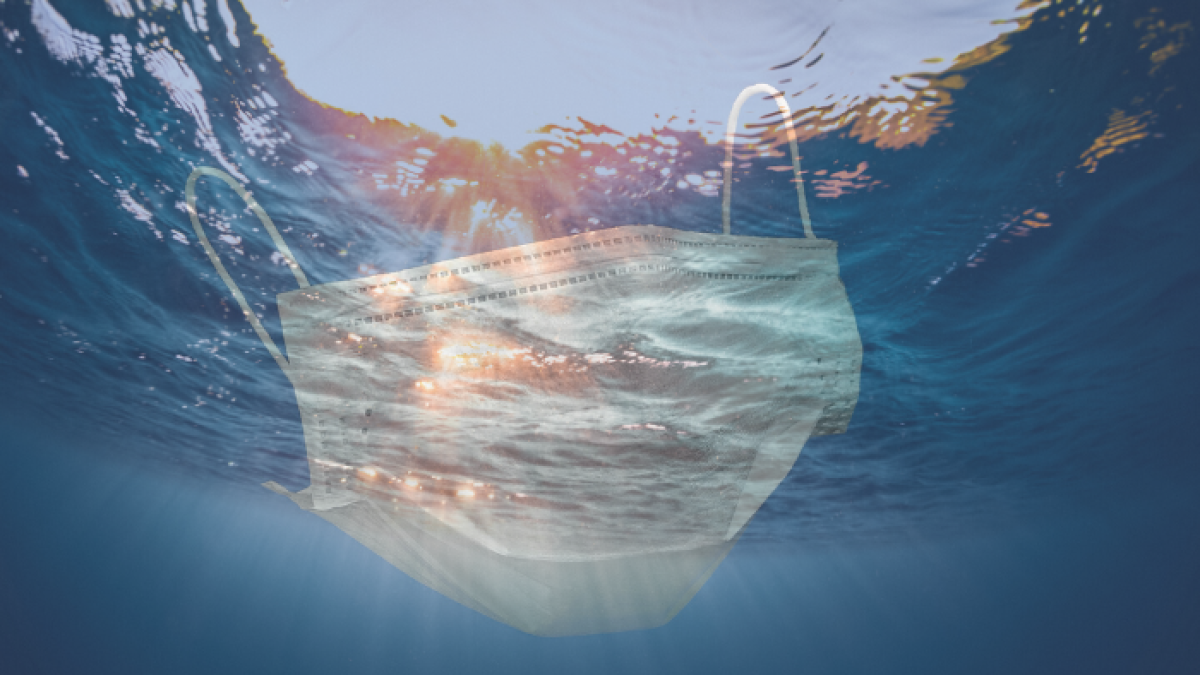 Mascarillas arrojadas a las alcantarillas o a los retretes de las casas están apareciendo en los océanos.