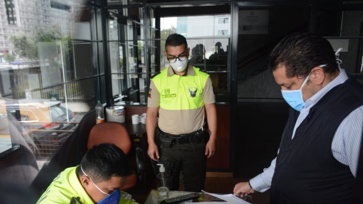 Fausto Jarrín, abogado de Rafael Correa, estuvo ayer en la Corte a presentar sus escritos. Un policía recibió los documentos.