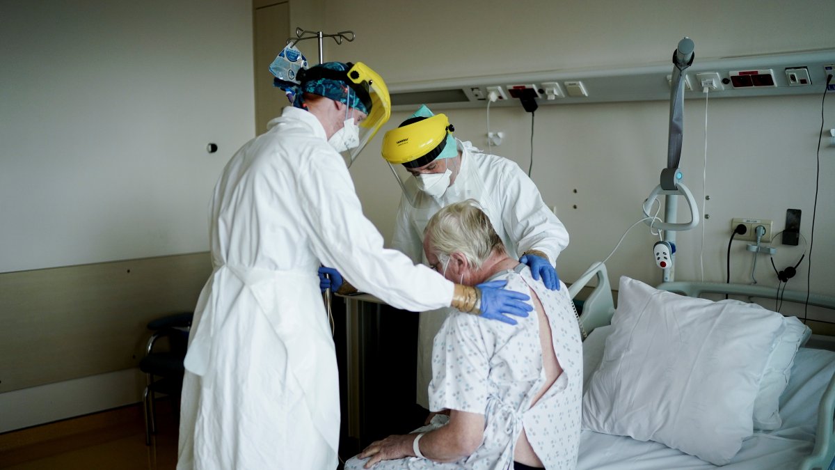 Personal médico visita a un paciente en la unidad de 