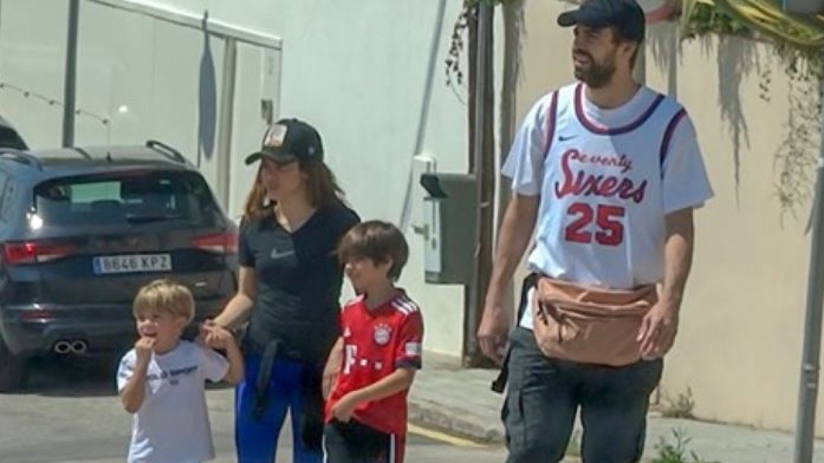 La cantante fue captada mientras paseaba junto a su familia.