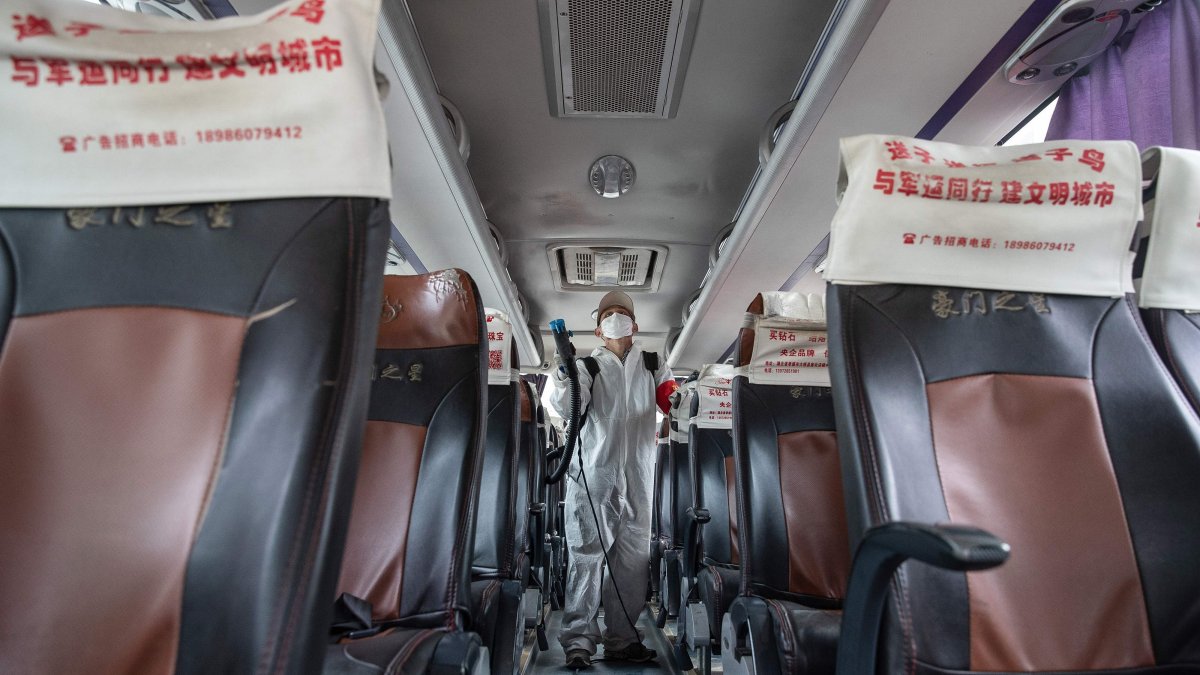 Un miembro de limpieza desinfecta un bus en la estación de Wuhan, China, en la víspera del inicio del feriado por el Día del Trabajo.

 CHINA-HEALTH-VIRUS
