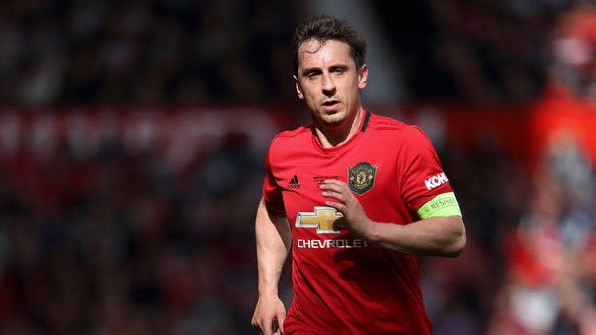 Gary Neville, quien fue capitán del Manchester United, propone terminar las ocho fechas restantes de la Premier League, fuera del Reino Unido.