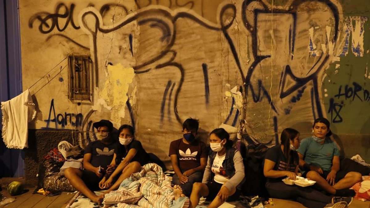 Peruanos de la amazonía acampan en una calle de Lima, esperan que el Gobierno autorice su retorno a su hogar. La cuarentena obligatoria, desde el 16 de marzo, continuará hasta al menos el 10 de mayo.