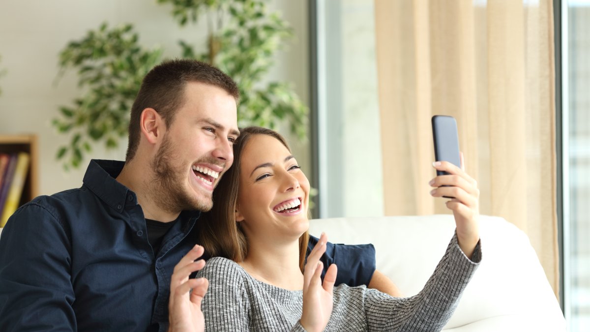 Este recurso fortalece emocionalmente e incluye ingredientes sociales dentro de lo tecnológico: se oye la voz, ven los gestos, risas y demostraciones de afecto.