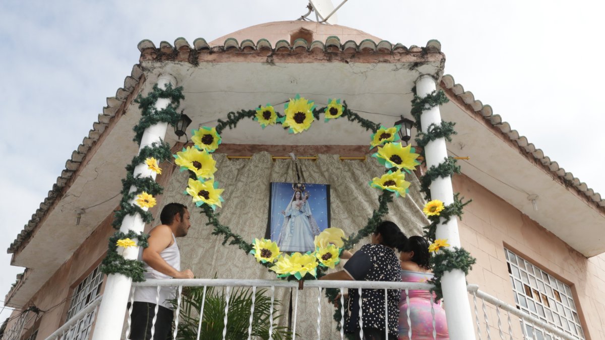 Fe. Diversas familias decoraron sus ventanas y balcones con la imagen religiosa.
