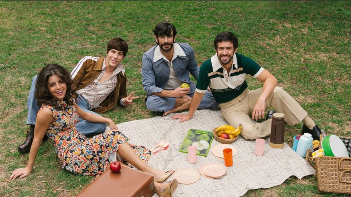 Tiago Correa (Ernesto), Javier Jattin (Salo), Isabel Burr (Virginia), Christian Chávez (Pato) en la tercera de La casa de las flores.