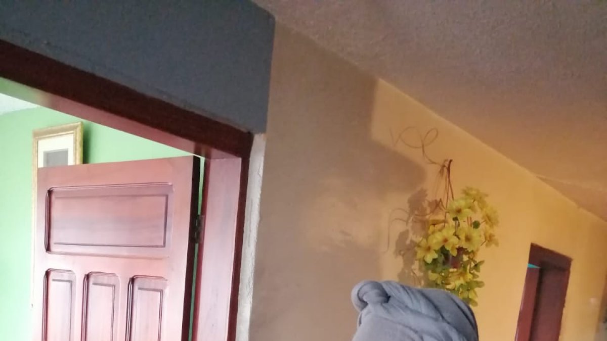 Aplicación. María Eugenia aplica sobre el cuerpo de la paciente las hierbas medicinales previamente molidas y fermentadas