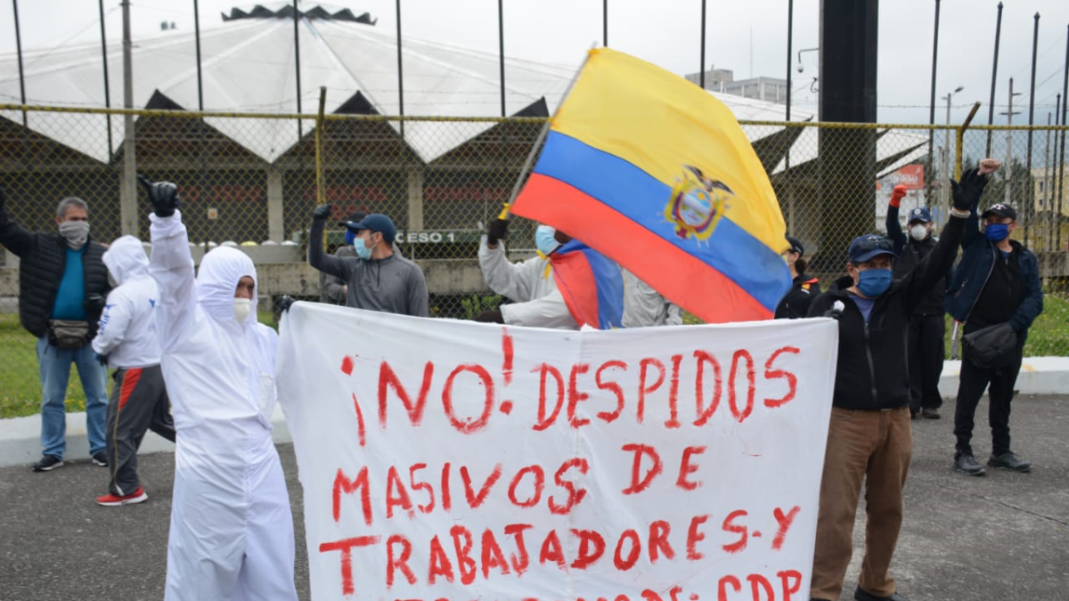  Los trabajadores de Concentración Deportiva de Pichincha se reunieron en los alrededores del Coliseo Rumiñahui para protestar por los despidos de 60  compañeros.