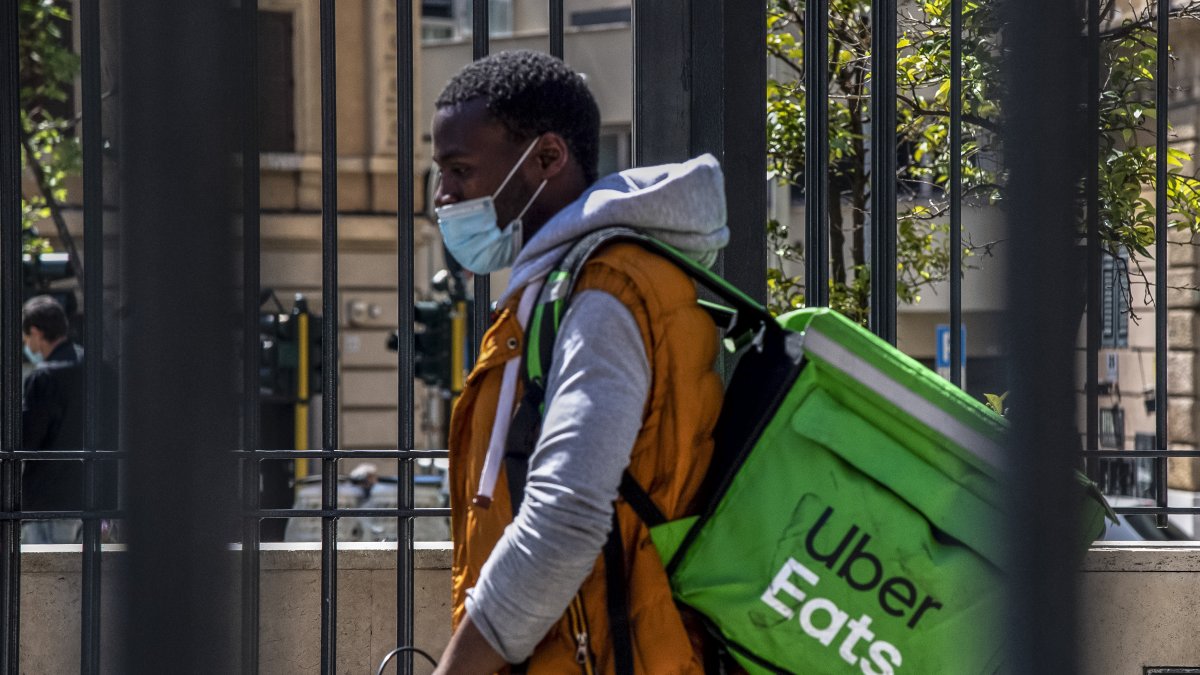 Un repartidor salel con su bicicleta de la estación de metro subterránea San Giovani, en Roma, para iniciar su jornada de entregas..