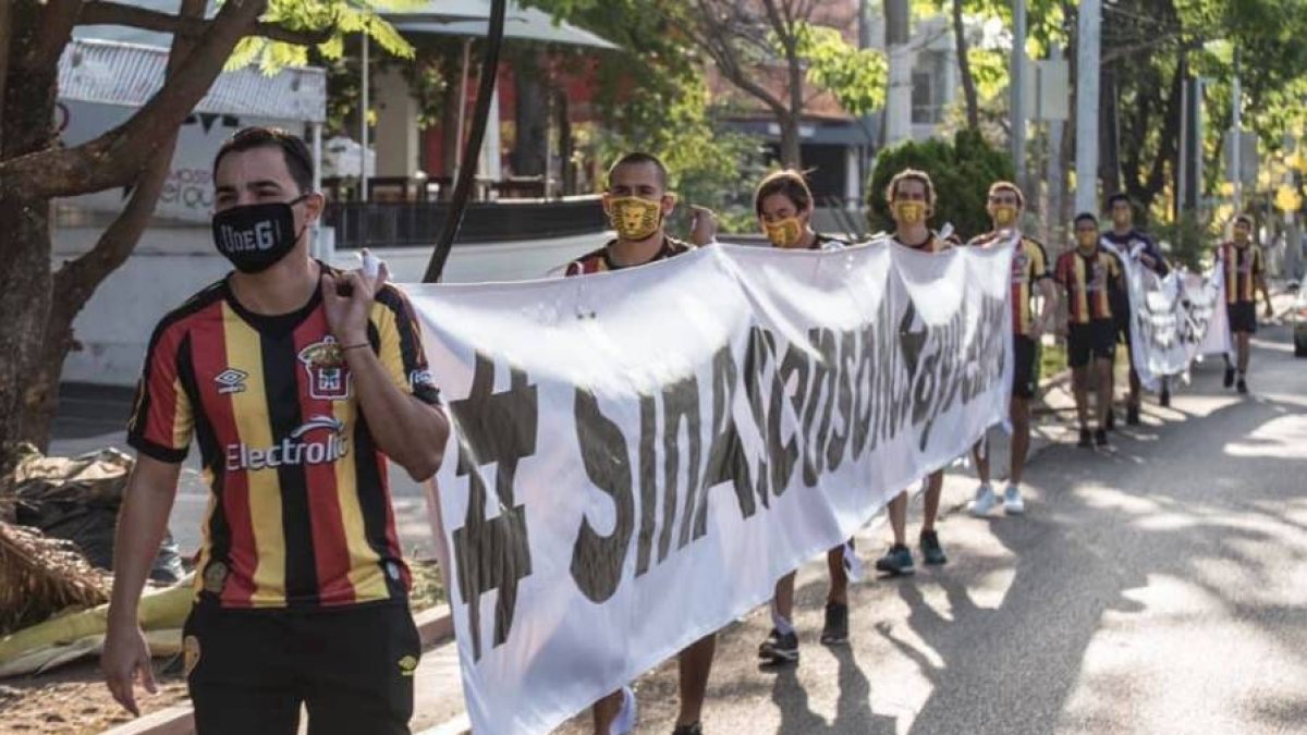 Los jugadores de Leones Negros protestan con mascarillas por el coronavirus.
