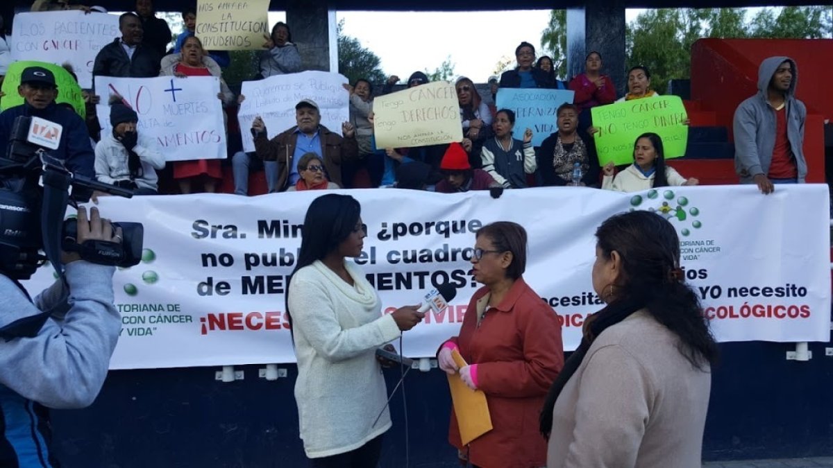 Foto referencial. Francisca Reinoso, vocera de la Fundación Esperanza y Vida, una de las veces en que pedía medicina para el cáncer.