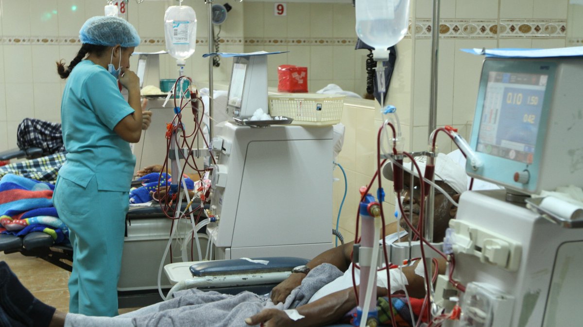 Un grupo de pacientes se realizan las hemodiálisis.