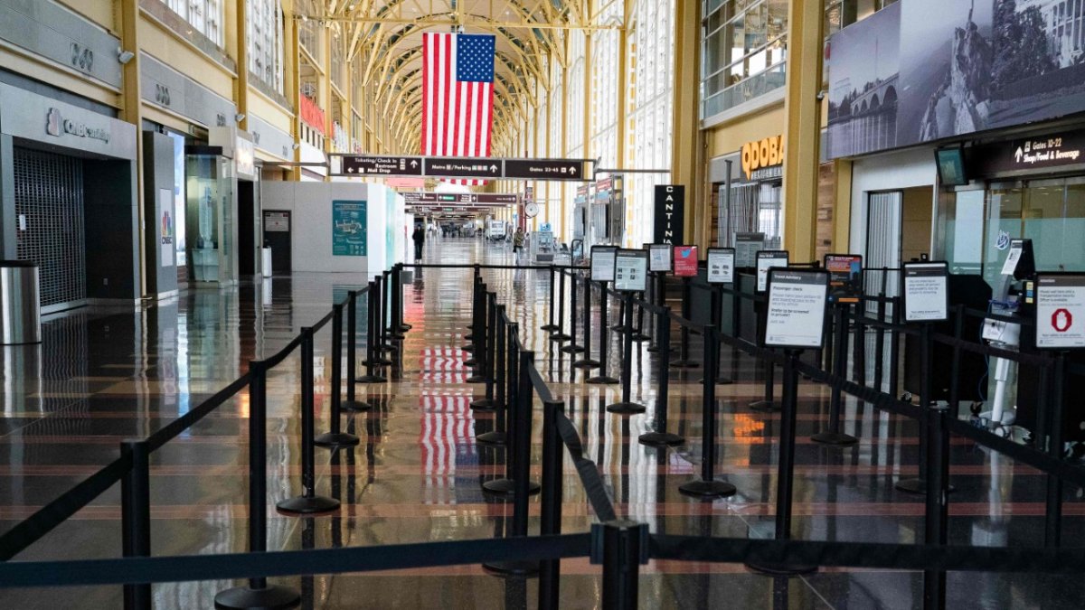 EE. UU. Una vista casi vacía se ve en el aeropuerto Ronald Reagan.