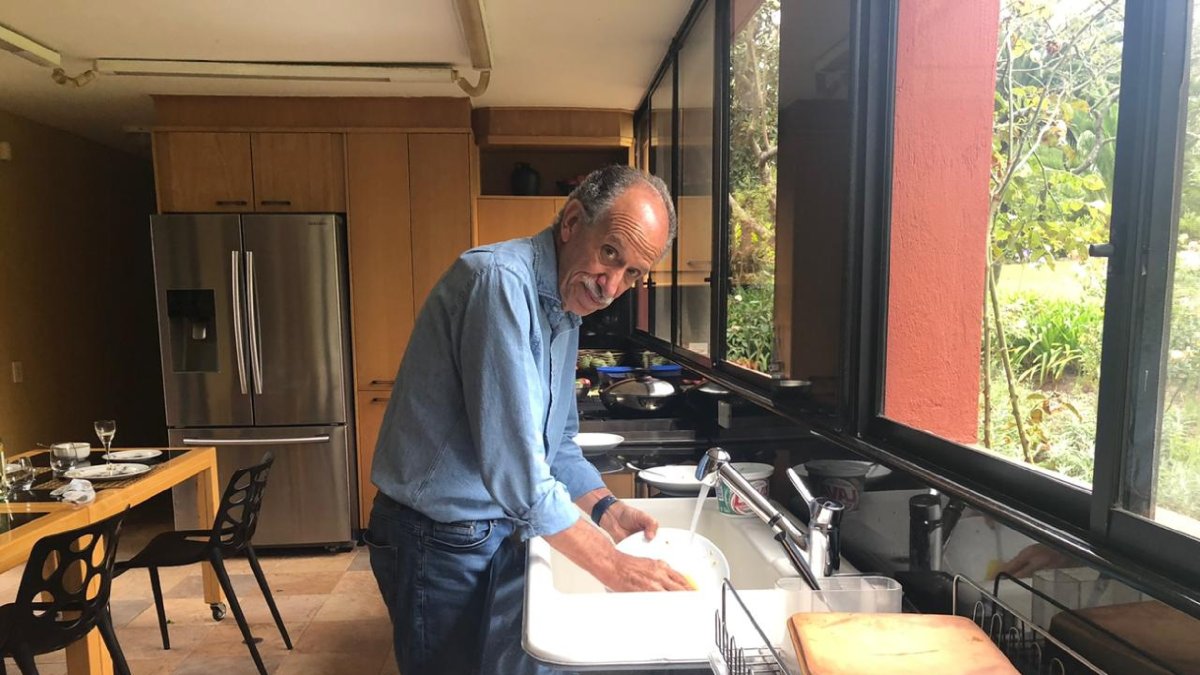 El también empresario pasa sus días de confinamiento junto a su esposa, en su finca de Puembo, cerca de Quito.