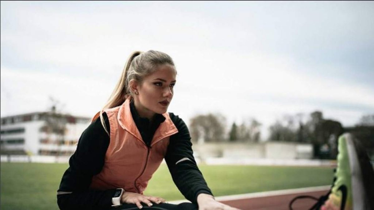 La velocista Alica Schmidt destaca no solo por su destreza en la pista, sino también por su belleza.