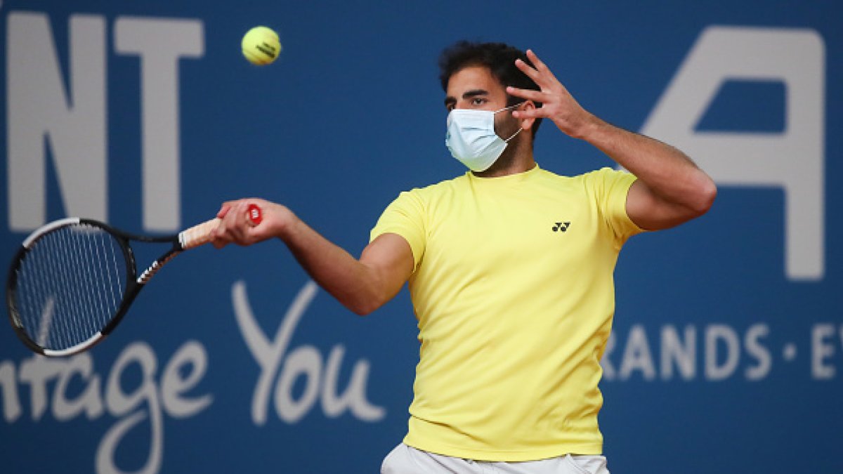 Benjamin Hassan disputa un torneo amistoso con la precaución de la mascarilla.